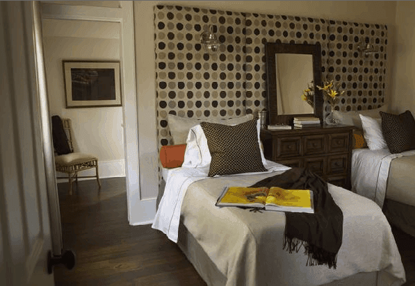 Polka Dots wallpaper in bedroom on casartblog