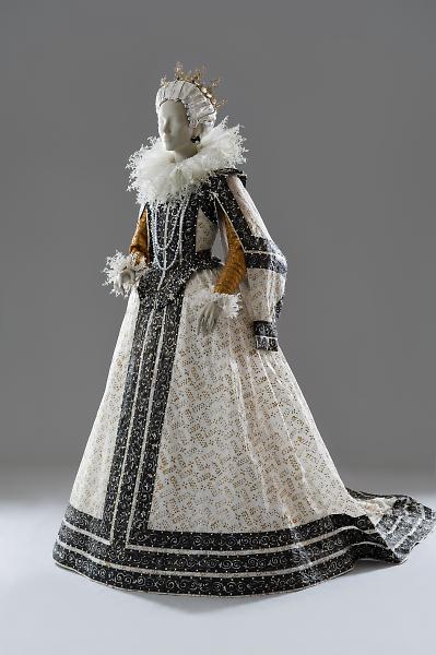 Isabelle de Borchgrave full gown artwork not on paper on casartblog