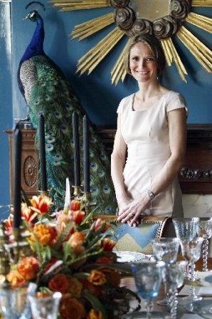 Jenny Charpentier, blue lacquered dining room peacocks on casartblog