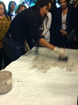 Casart coverings shows a Maya Romanoff wallcovering demonstration via Slipcovers for your walls, casartblog