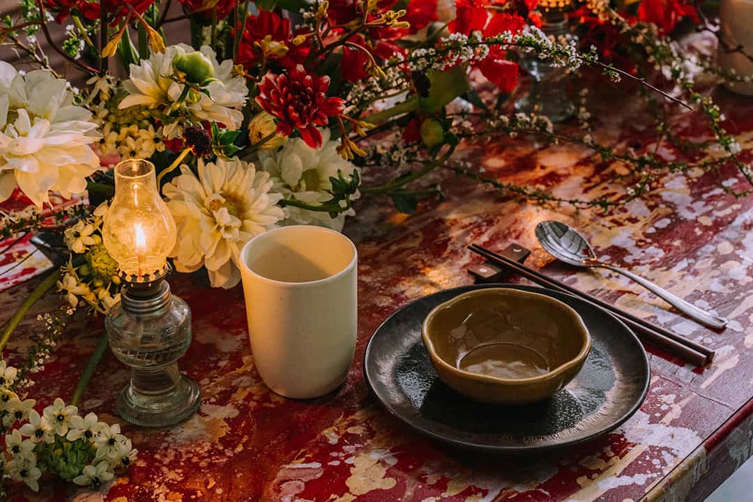 Welcoming family table decor Hyggelab Concept via Unsplash on casartblog