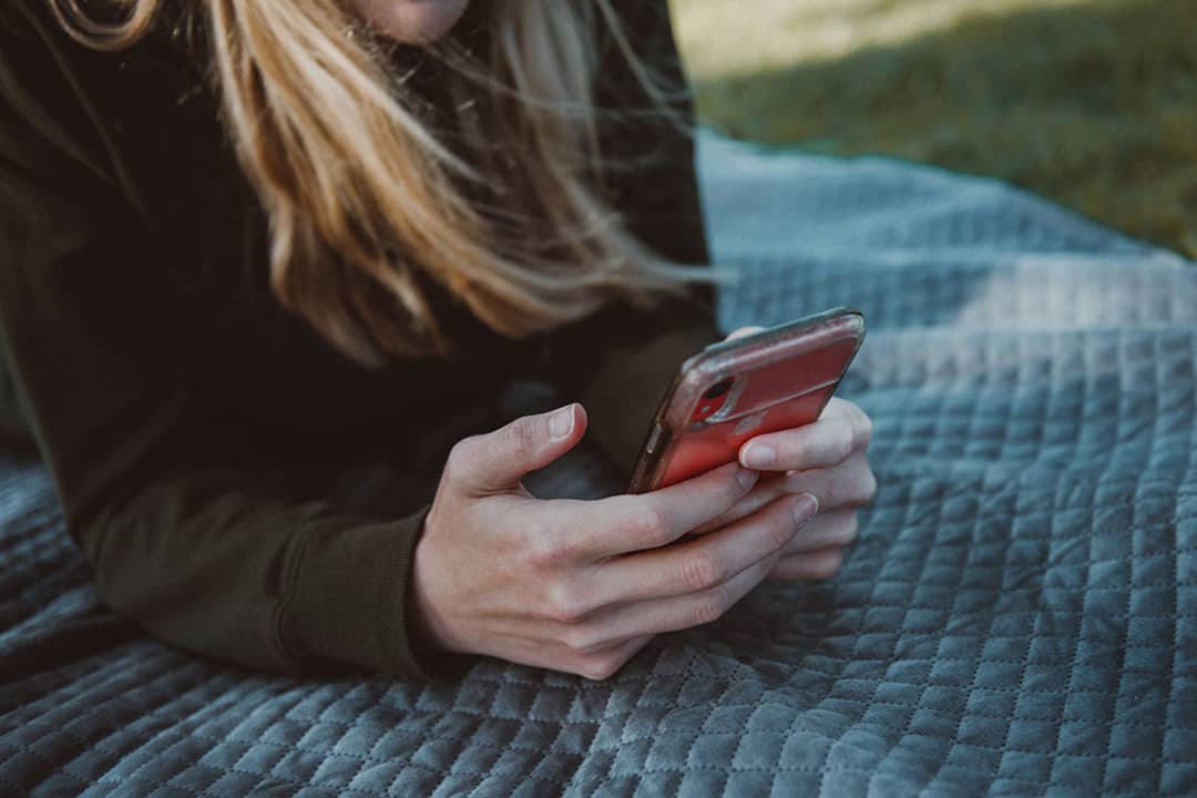Welcoming Family by texting photo by Tim Mossholder via Unsplash on casartblog