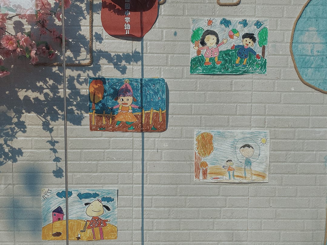Incorporating Children Gallery Wall by cheng-qi-huang-via unsplash_casartblog