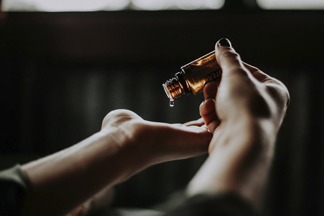 Essential-Oils-photo-by-christin-hume_via-unsplash_casartblog