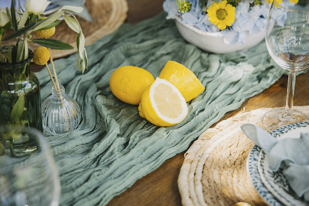 Spring Table Accents photo by Bruno Ngarukiye via unsplash_casarblog