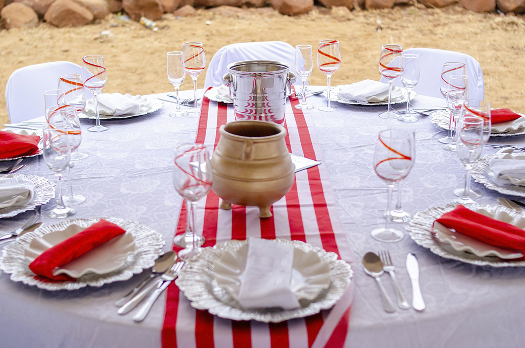 Stripe Dining Decor Photo by Steward Masweneng via unsplash_casarrblog