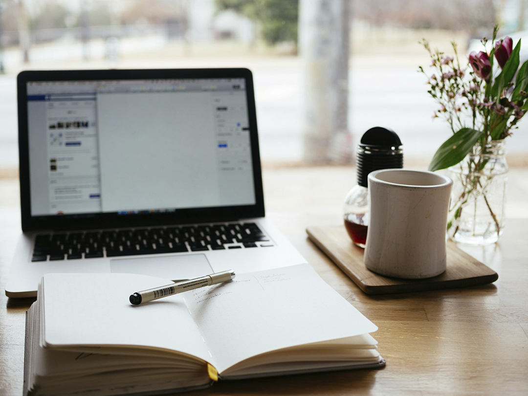 Computer Cozy Nook Space Photo by Nick Morrison via unsplash_casartblog